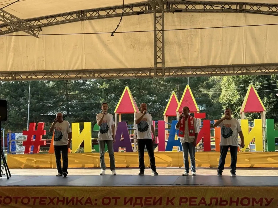 В детском оздоровительном лагере «Им. Лизы Чайкиной» с большим успехом прошёл концерт творческих коллективов РДК - вокальной группы «Боевое братство» и «Народного коллектива» вокальной группы «Класс» (руководитель Татьяна Соколова)