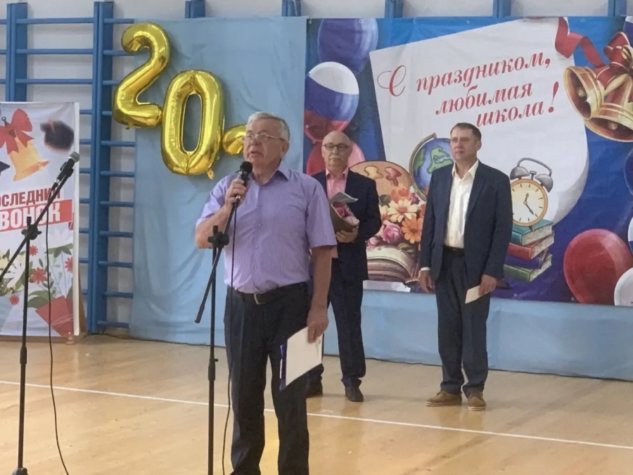 Глава администрации Шняевского МО Юрий Юртаев — на праздничной линейке последнего звонка