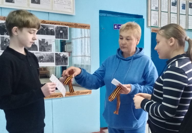 В рамках акции «НАСЛЕДНИКИ ПОБЕДЫ»  Белогорский СДК участвует в Всероссийской  акции «Георгиевская лента» - уже традиционная акция в преддверии Дня Победы.    Жителям вручили памятку и Георгиевскую ленту - один  из главных атрибутов праздника.