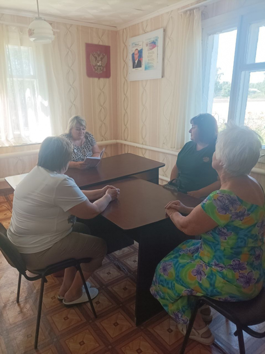 Специалист администрации Старожуковского муниципального образования С.Г. Осипова в с. Стригай провела очередное заседание постоянно действующего совещания