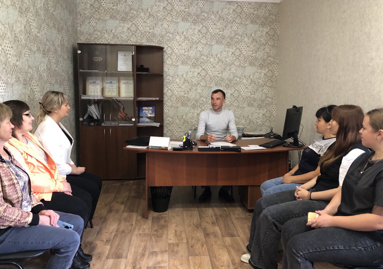 Глава администрации Яковлевского муниципального образования Р. Г. Тугушев провел очередное заседание постоянно действующего совещания
