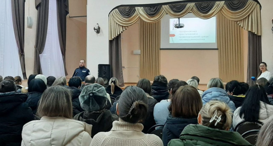 Сотрудники полиции и общественник провели профилактическую беседу с родителями школьников