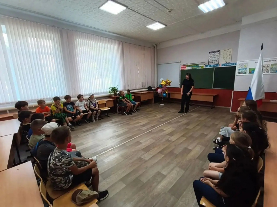 Полицейские организовали познавательную встречу с воспитанниками пришкольного лагеря