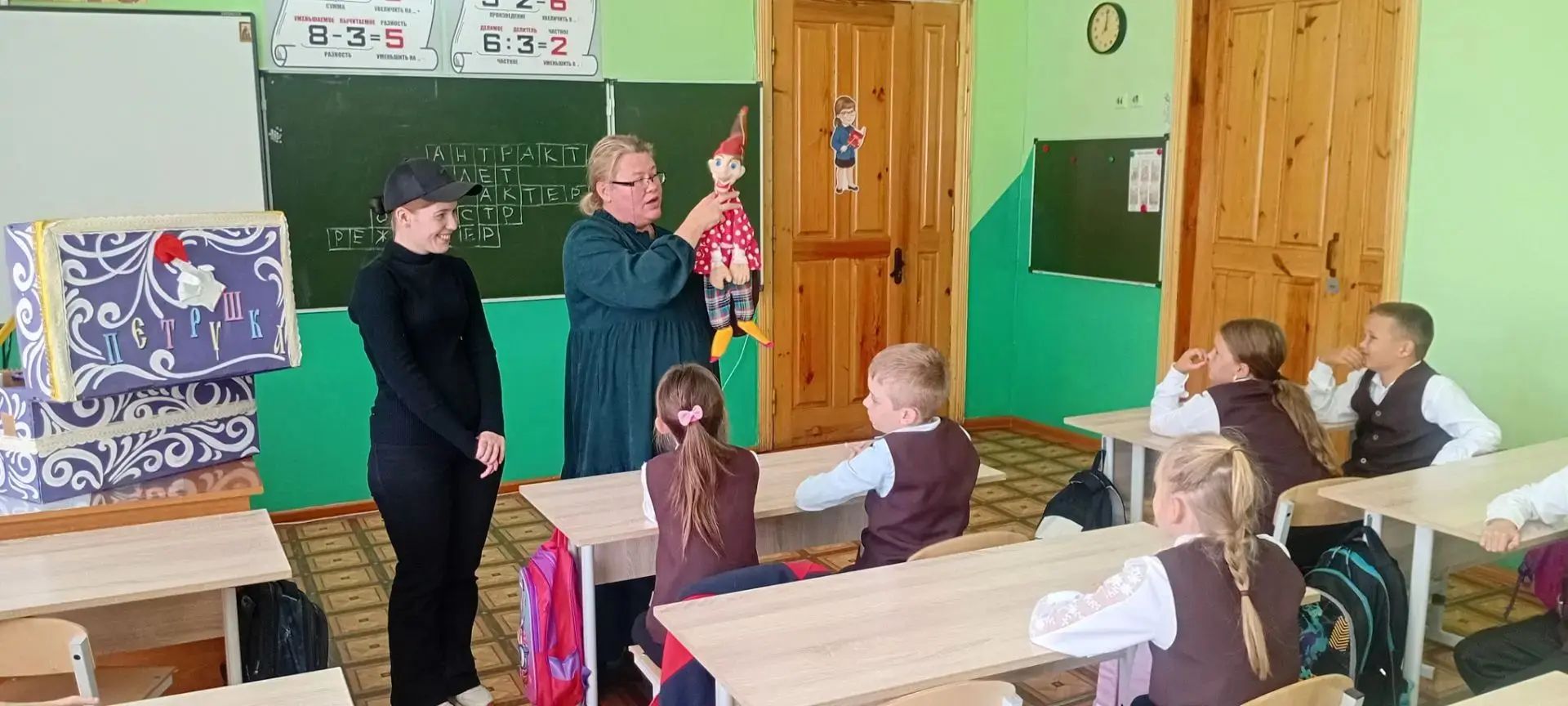 Наш театр кукол "Петрушка" в лице режиссера Уваровой Юлии Николаевны и активной участницы большинства мероприятий, проводимых Районным Домом Культуры, Крючковой Анастасии, отправился в гости к учащимся 2 го класса Свободинской школы