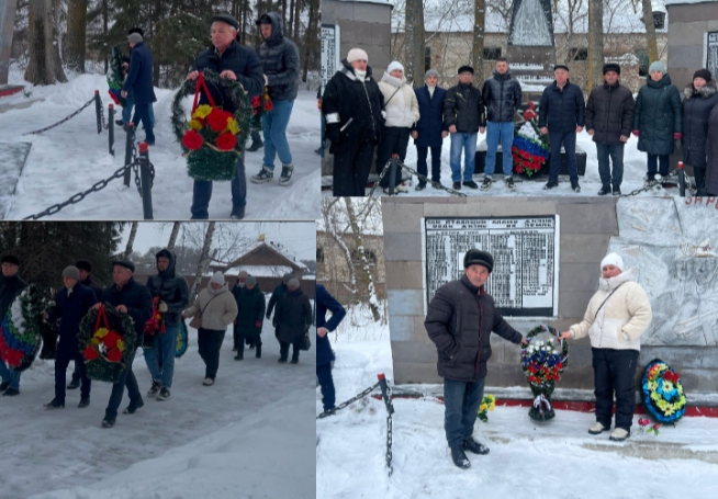 Сегодня 23 февраля Белогорский КДЦ участвовал в возложении венков к памятнику ,совместно с администрацией Шняевского МО ,школой