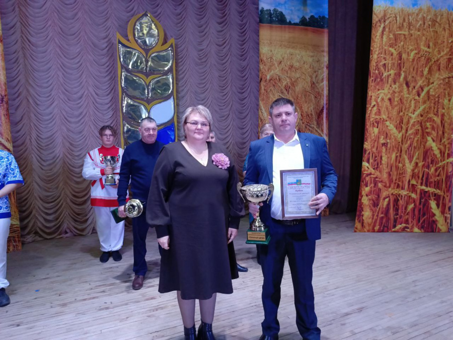 На мероприятии были вручены переходящие кубки главы района за достижение наивысших производственных показателей по итогам 2024 года
