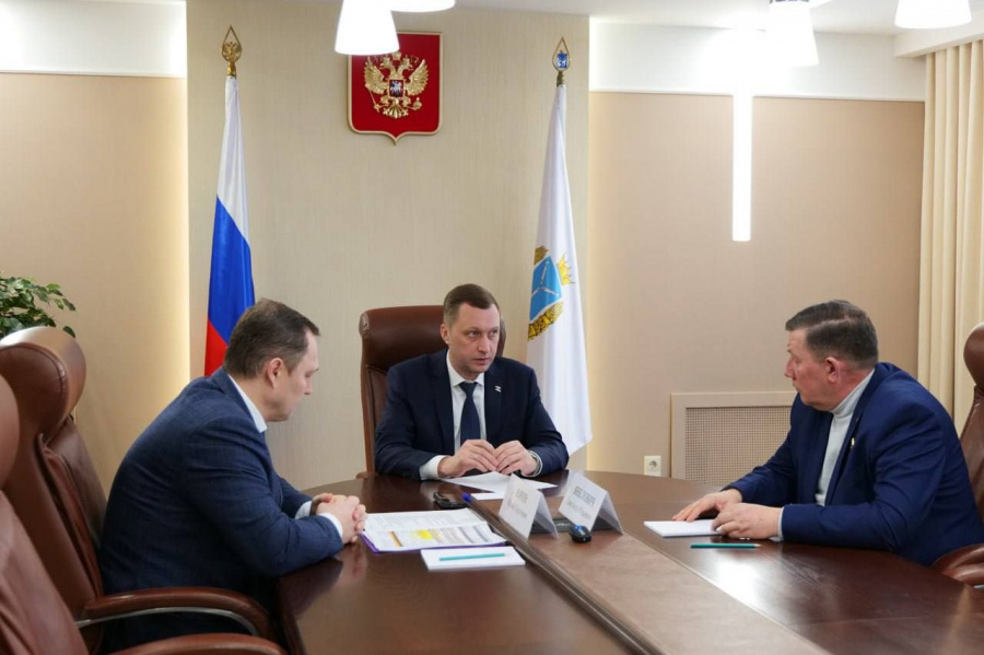 Губернатор Роман Бусаргин провел рабочую встречу с Героем России Александром Янкловичем и начальником управления региональной безопасности Правительства области Юрием Юриным