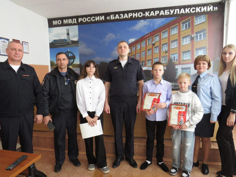 В Базарно-Карабулакском районе вручены награды участникам на районном этапе Всероссийского конкурса детских творческих работ «Мои родители работают в полиции»