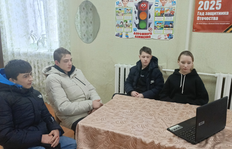 31 января в сельском доме культуры с. Тепляковка был проведён тематический час «Выстоять и победить»