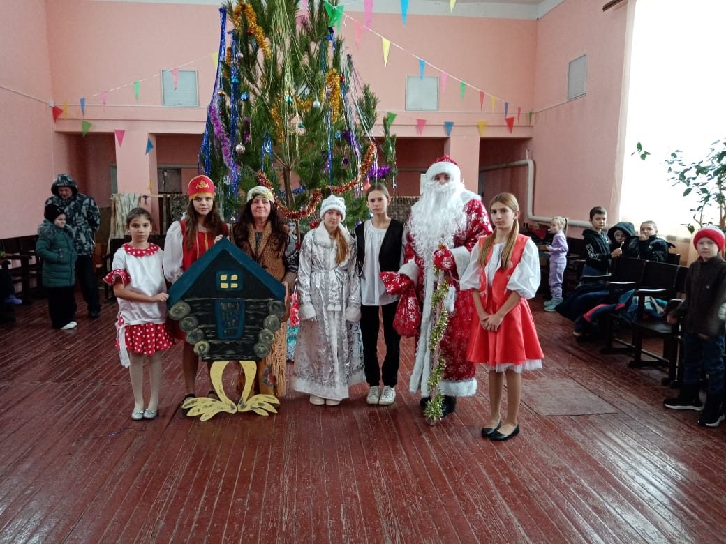 21.12.25г Большечечуйский СДК пригласил  детей и их родителей на новогоднее представление "Баба Яга и молодильное яблоко"