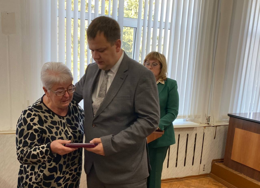 Глава района А. Д. Курочкин на прошедшем сегодня заседании постоянно действующего совещания вручил государственную награду
