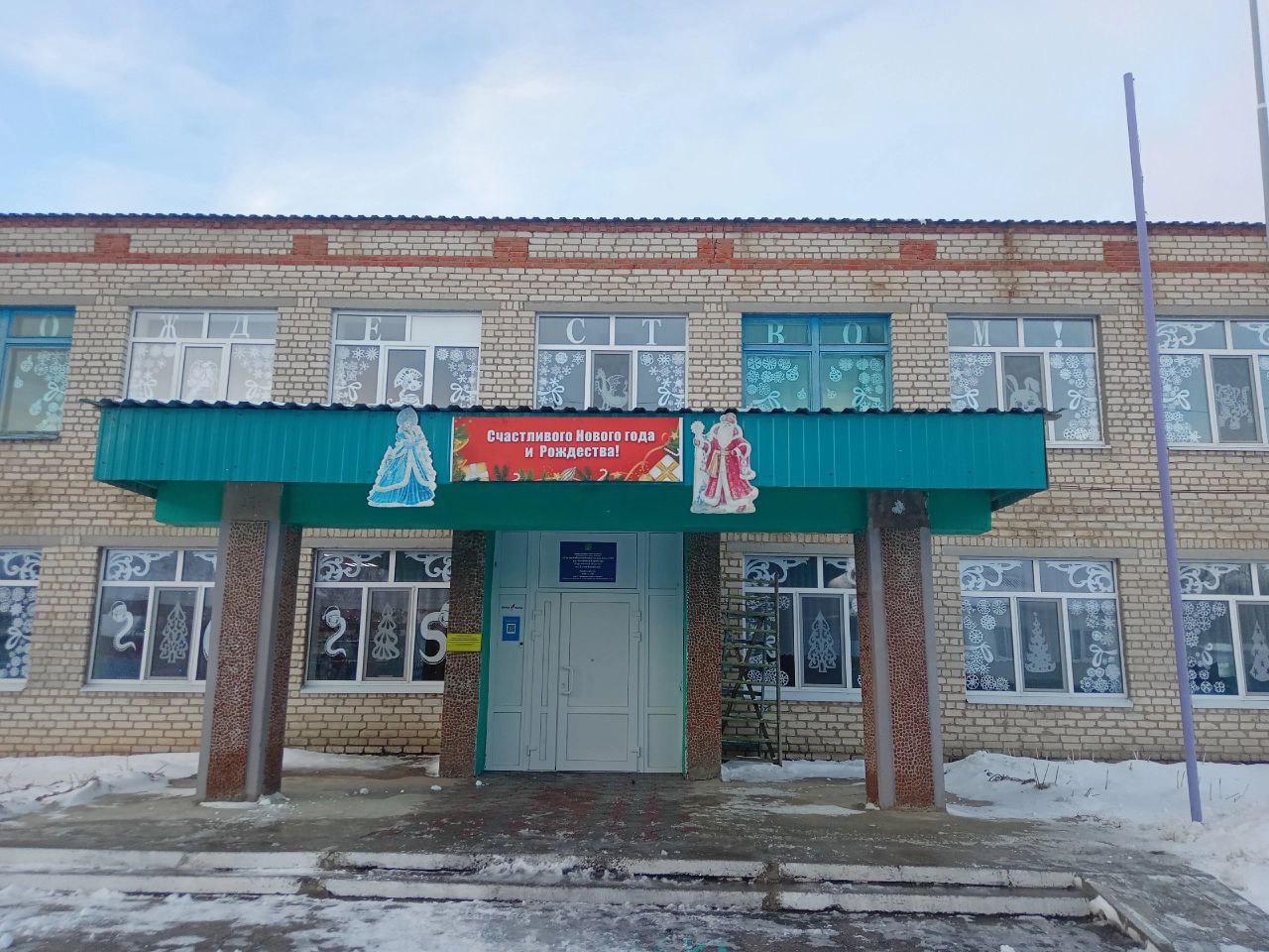В Максимовском муниципальном образовании коллективы учреждений и жители сёл активно откликнулись на призыв администрации  присоединиться к предновогоднему марафону и украсить фасады зданий и домов к предстоящим праздникам