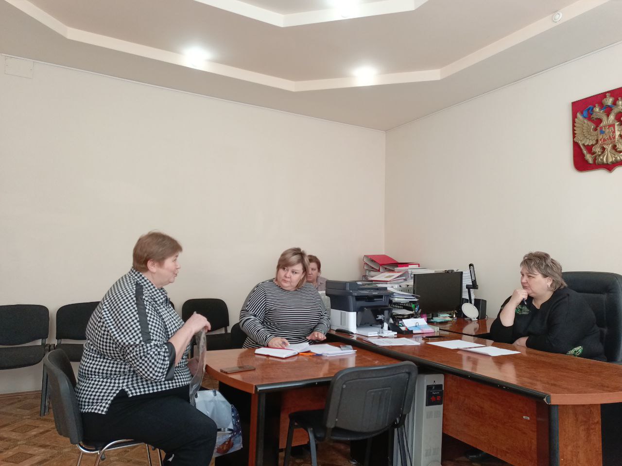 Сегодня во время планового приёма граждан глава района Н.В. Трошина выслушала нескольких жителей райцентра