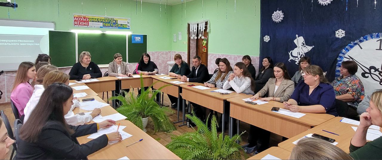 Сегодня глава района Наталья Трошина встретилась с молодыми педагогами образовательных учреждений