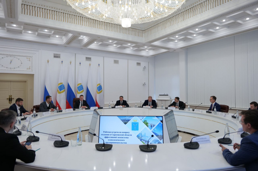 Сегодня в Правительстве Саратовской области прошла рабочая встреча губернатора Романа Бусаргина с заместителем председателя правления по региональному развитию «Сколково»