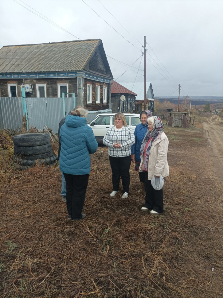 Врип главы администрации Старожуковского муниципального образования Светлана Осипова проводит работу с населением по вопросы уплата налогов