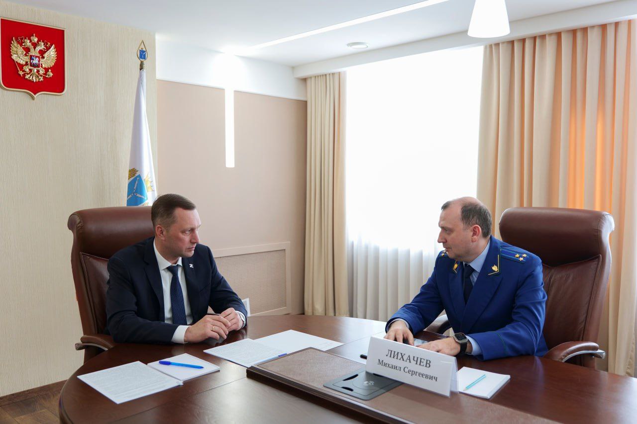 Губернатор Роман Бусаргин провел рабочую встречу с новым руководителем Саратовской межрайонной природоохранной прокуратуры Михаилом Лихачевым