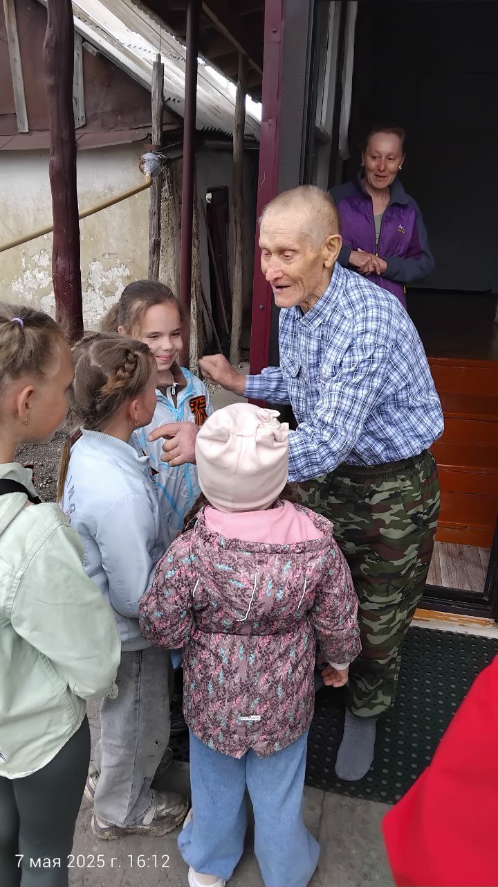 В преддверии празднования 80- летия Победы . Ребята из военно-патриотического клуба "зVеZда " поздравили детей войны Калашникову Валентину Константиновну и Федорина Николая Степановича