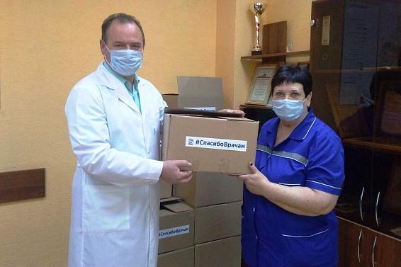 Саратовские волонтеры передали медикам наборы к чаю 