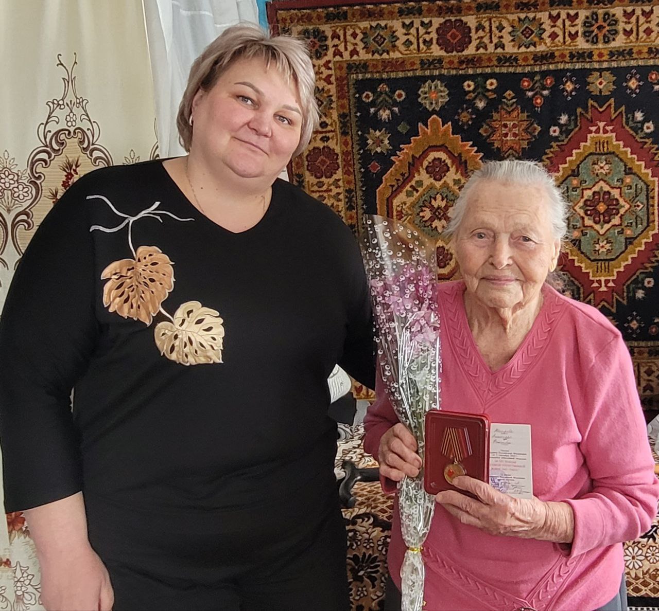 Глава района Н.В. Трошина вручила юбилейную медаль «80 лет Победы в Великой Отечественной войне 1941-1945 годов» труженице тыла Малафеевой Александре Николаевне