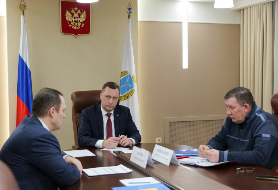 Губернатор Роман Бусаргин провел рабочую встречу с Героем России Александром Янкловичем и начальником управления региональной безопасности Правительства области Юрием Юриным