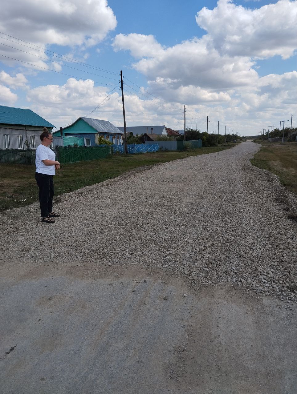 Заместитель главы администрации Максимовского муниципального образования Н. А. Лопатникова проконтролировала ремонт дороги в Сухом Карабулаке