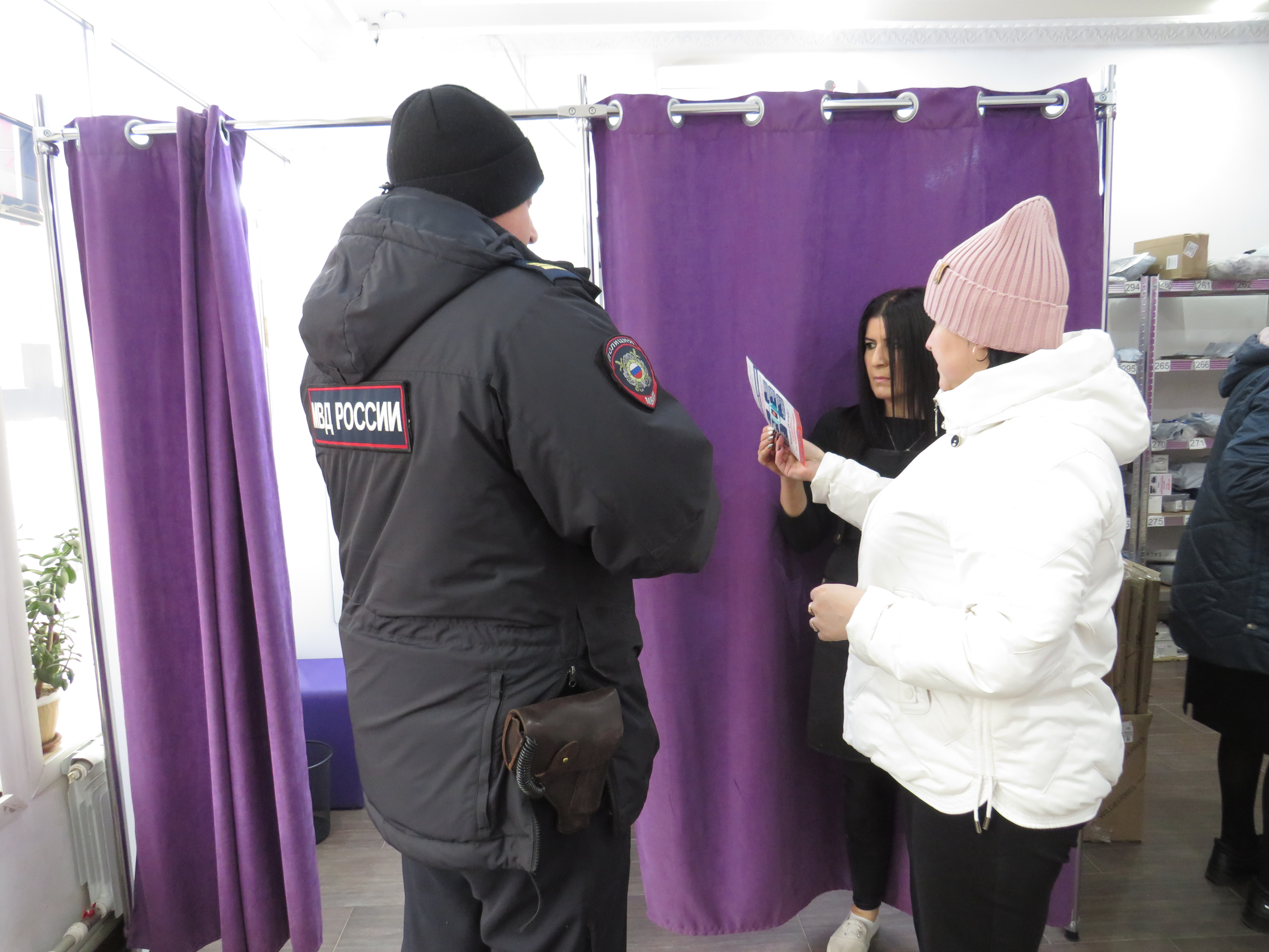 Сотрудники полиции совместно с членом Общественного совета провели беседу по предупреждению дистанционного мошенничества
