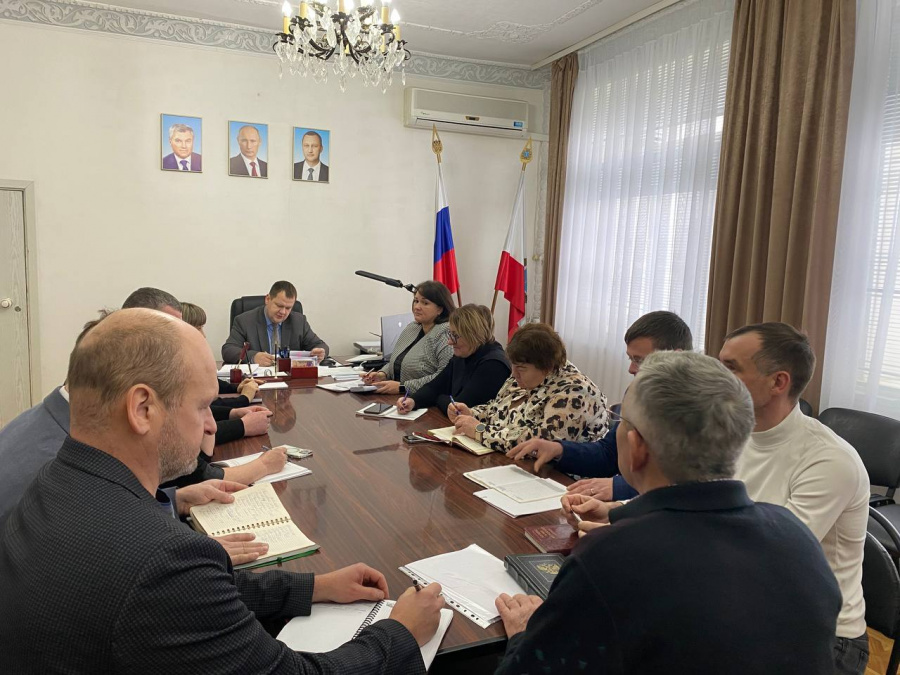 Глава Базарно-Карабулакского района Артём Курочкин провёл первое в этом году совещание с главами администраций муниципальных образований 