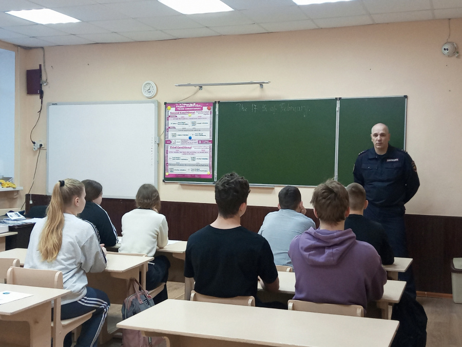 Участковые уполномоченные МО МВД России «Базарно-Карабулакский»  продолжают проводить  профилактические беседы  со школьниками 