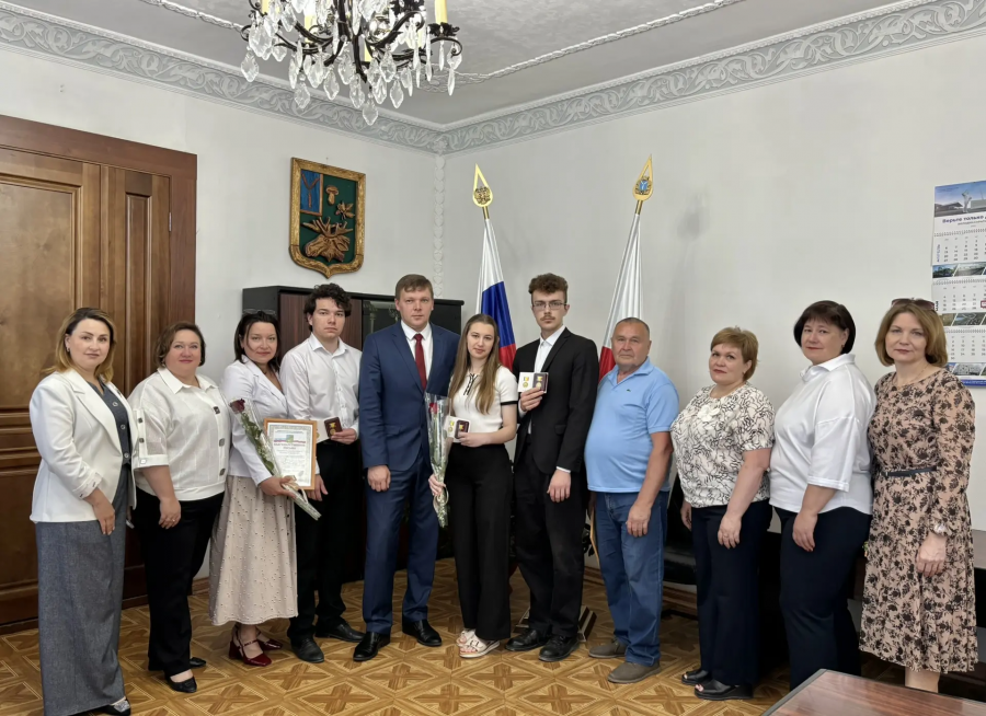 Глава района Андрей Кушнарёв вручил Почётные знаки Губернатора Саратовской области «За отличие в учебе» выпускникам 2025 года