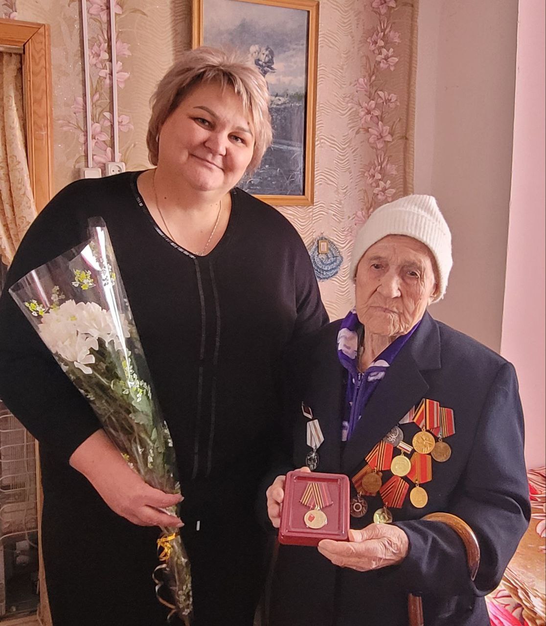 Глава района Наталья Трошина вручила юбилейную медаль «80 лет Победы в Великой Отечественной войне 1941-1945 годов» труженице тыла Смирновой Нине Яковлевне