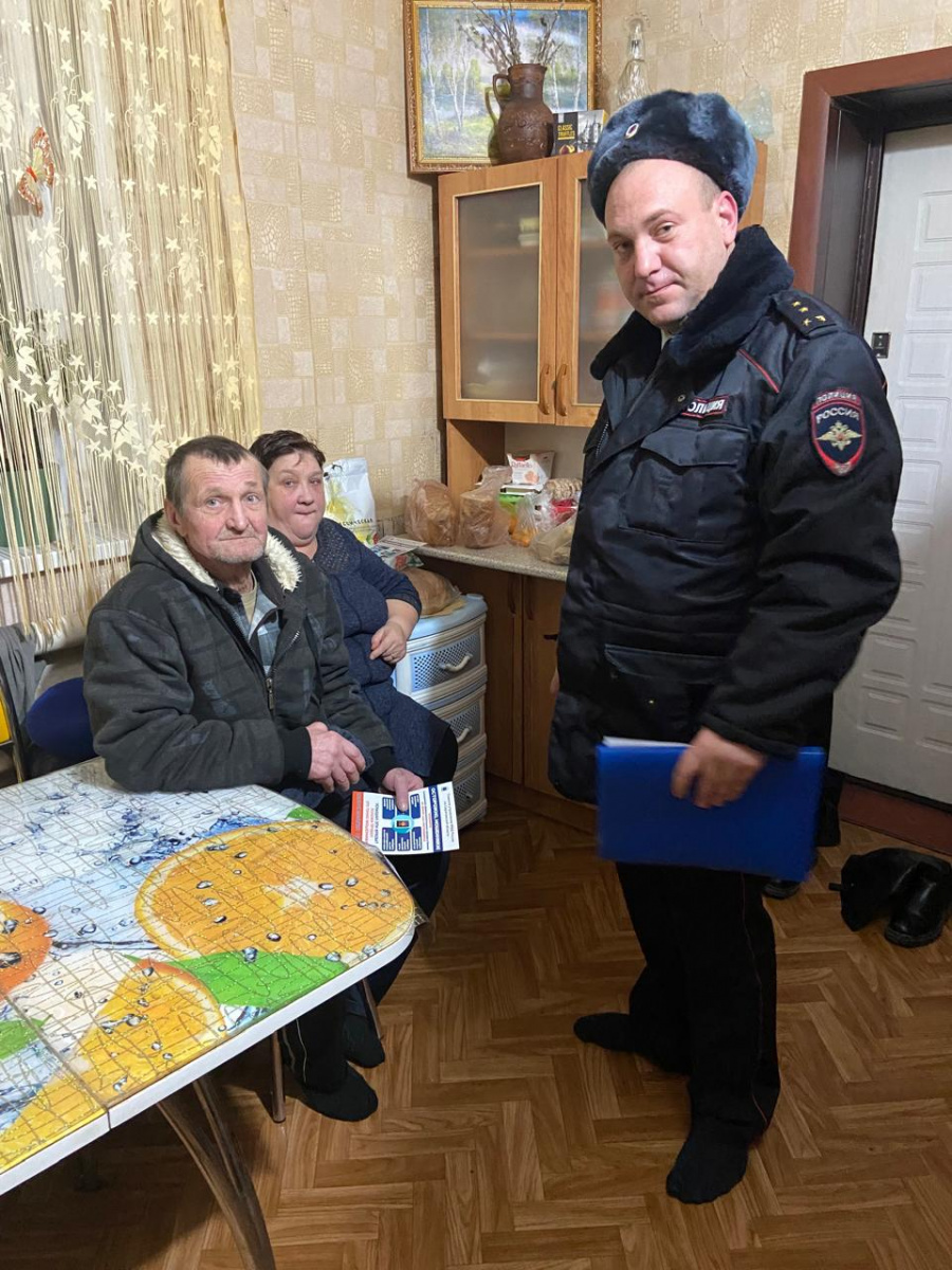 Полицейские проводят беседы с пожилыми людьми по профилактике мошенничества
