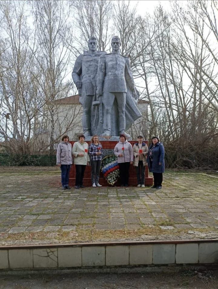 Коллектив администрации Свободинского муниципального образования в с. Содом принял участие в церемонии возложения цветов к воинским мемориалам