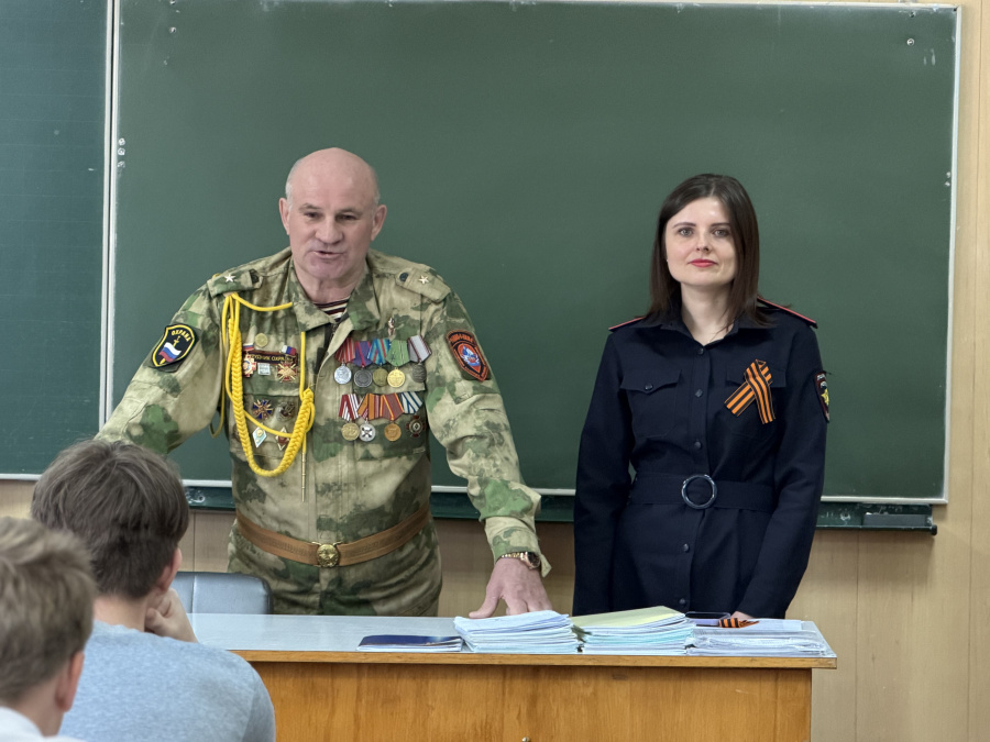 В Базарном Карабулаке сотрудник полиции и общественник провели патриотическое мероприятие «1418 шагов до победы», посвященные событиям Великой Отечественной войны