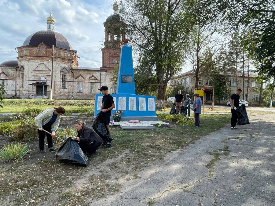 Заместители главы администрации Максимовского МО также присоединились к общеобластному субботнику
