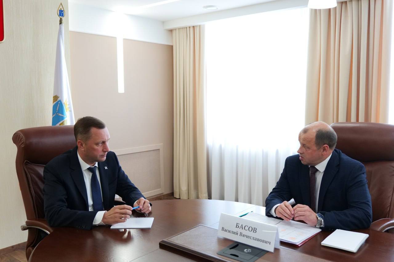 Губернатор Роман Бусаргин провел встречу с главой Ивантеевского района Василием Басовым. Обсуждалось развитие территории