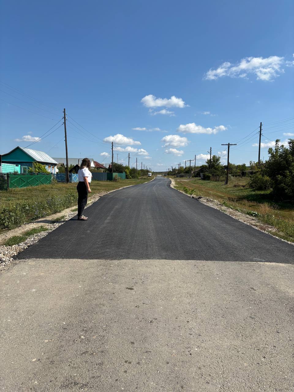 Заместитель главы администрации Максимовского муниципального образования Н. А. Лопатникова посмотрела результат ремонта дороги по ул. Советской в селе Сухой Карабулак.