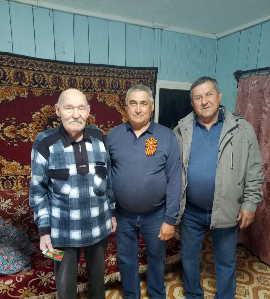 Глава Максимовского МО  А. И. Луконин и заместитель главы администрации В.Е. Трошин поздравили с Днём Победы труженика тыла В.С. Ледяева
