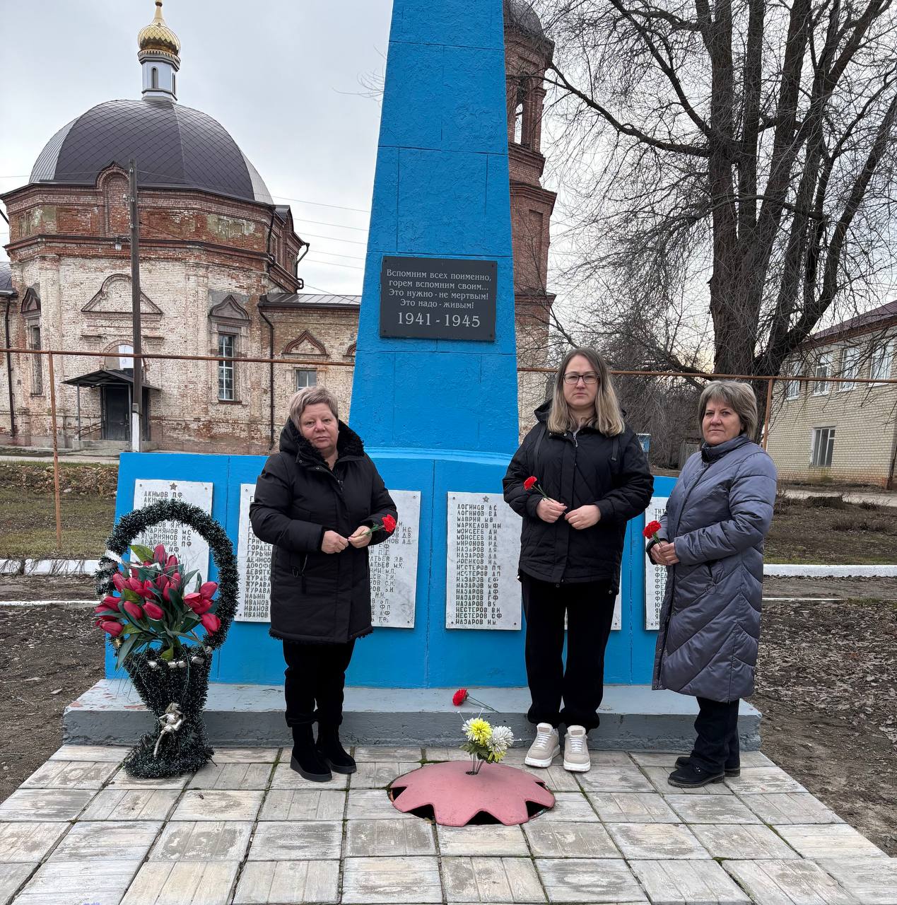 Заместитель главы администрации Максимовского МО Наталья Лопатникова приняла участие в церемонии возложения цветов к воинским мемориалам в с. Сухой Карабулак