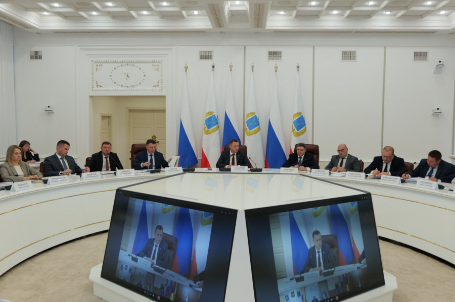 Губернатор Роман Бусаргин провел постоянно действующее совещание с участием зампредов и министров Правительства области, а также глав районов Губернатор Роман Бусаргин провел постоянно действующее совещание с участием зампредов и министров Правительства области, а также глав районов