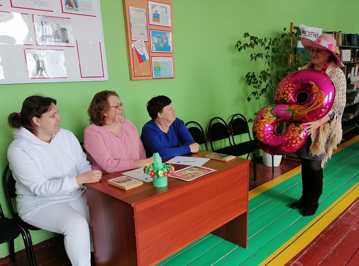 «Сегодня праздник у девчат»                                                                                       Литературные виражи