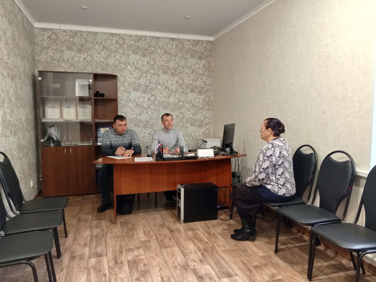 Сегодня на территории Яковлевского МО в селе Яковлевка состоялся приём граждан главой администрации Тугушевым Р.Г. и главой МО Серебряковым Р. Р. 