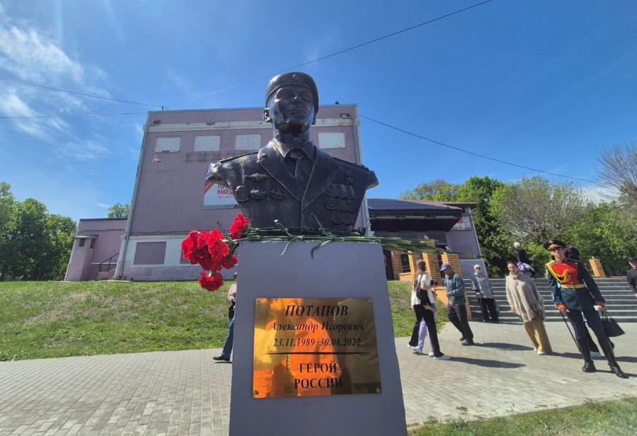 В г. Шиханы на Аллее Славы установили бюст Героя России Александра Потапова