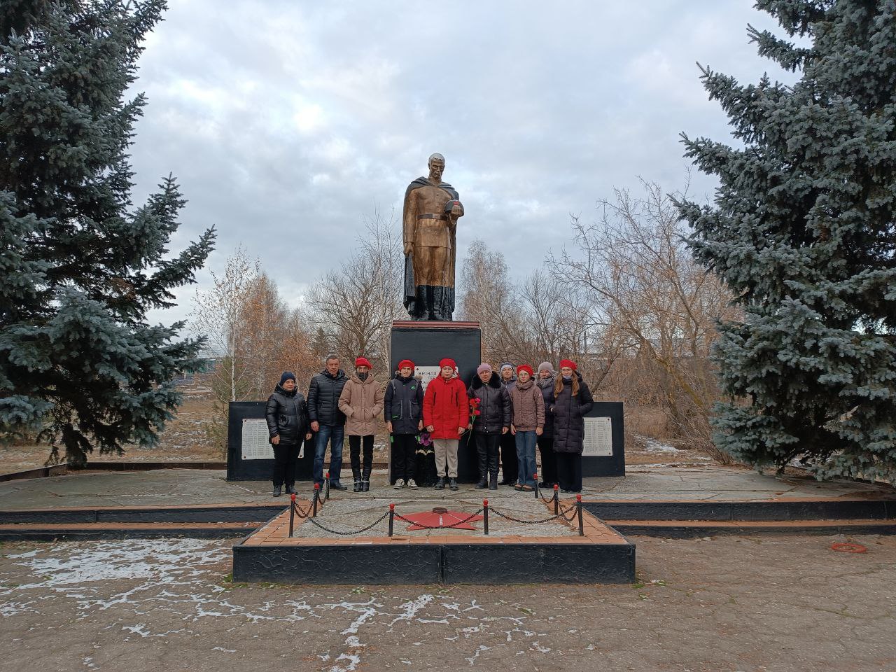 Во всех населённых пунктах Липовского муниципального образования прошли церемонии возложения цветов к памятникам и мемориалам, приуроченные ко Дню Героев Отечества