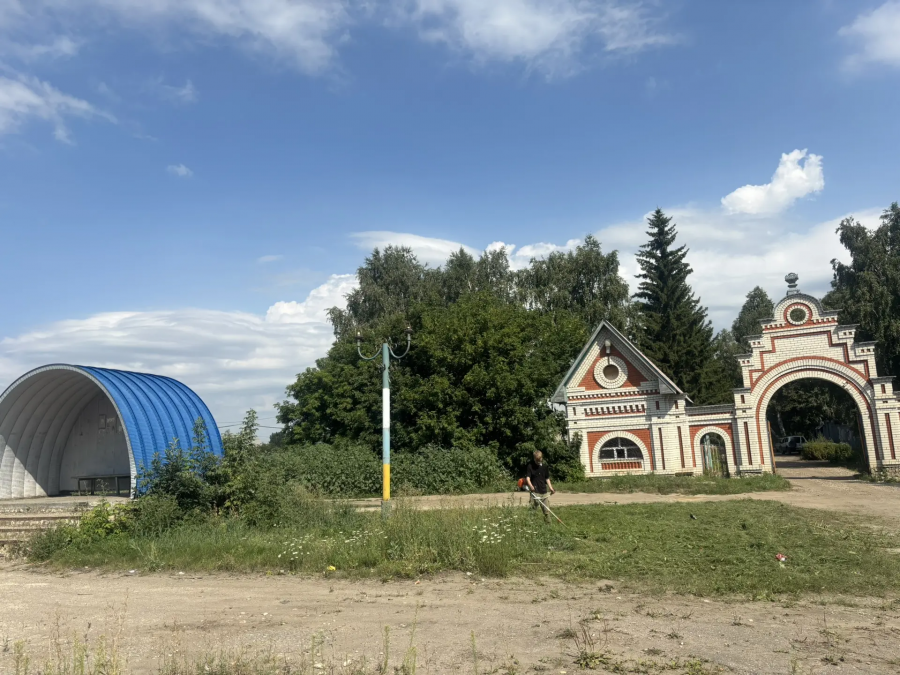 В Старых Бурасах поддерживают в порядке центр села