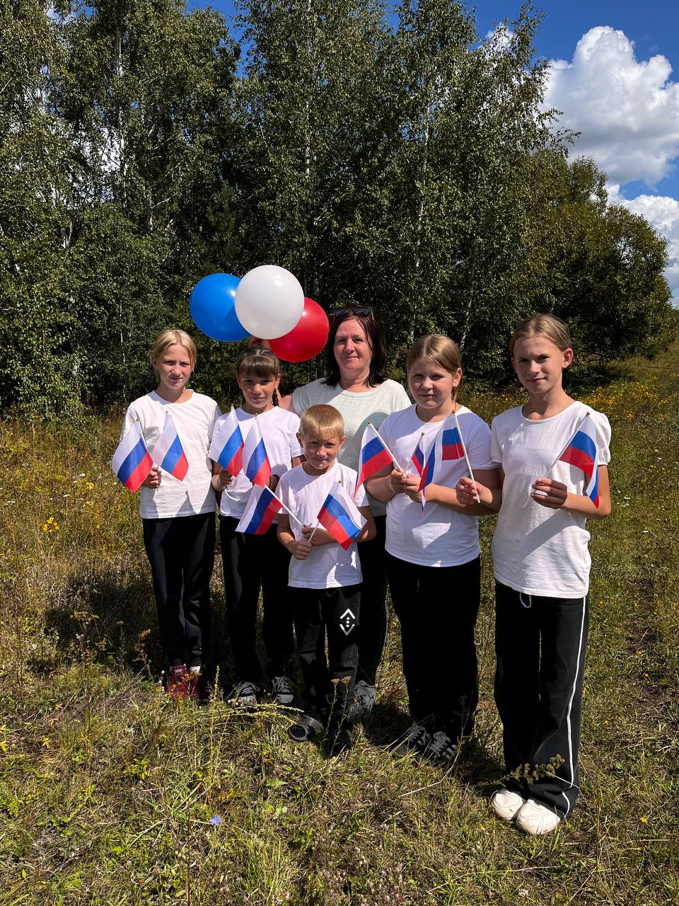В преддверии Дня государственного флага России участники клубного формирования Большечечуйского СДК, военно-патриотический клуб ПАТРИОТ активно участвуют в акции «Символ народа»