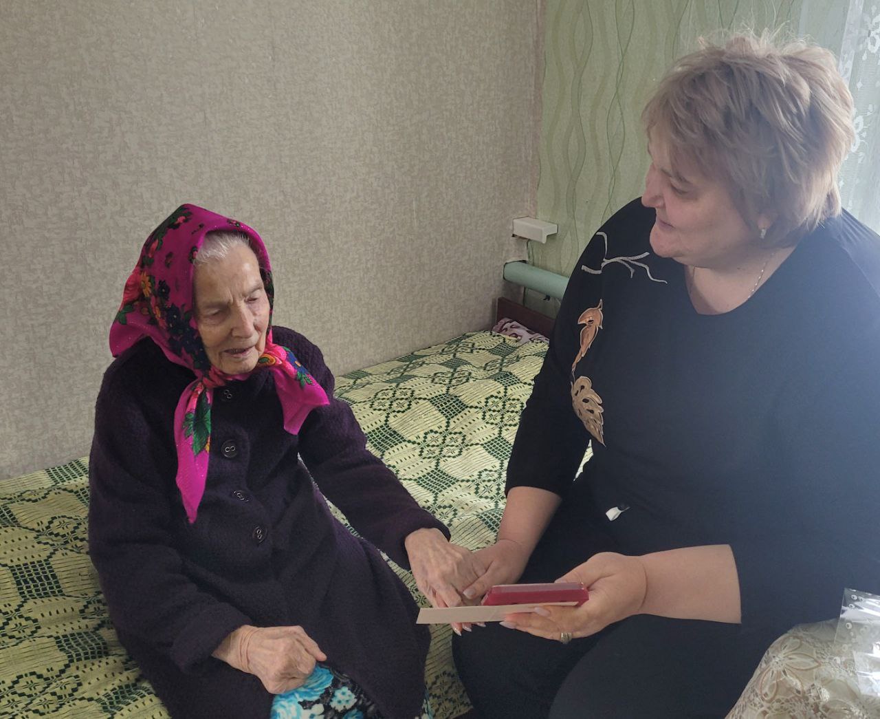 Глава района Н.В. Трошина вручила юбилейную медаль «80 лет Победы в Великой Отечественной войне 1941-1945 годов» труженице тыла Кулькиной Валентине Николаевне