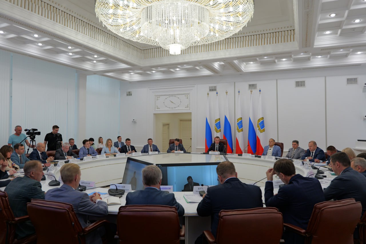 Губернатор Роман Бусаргин провел постоянно действующее совещание с зампредами и министрами Правительства области, а также главами районов
