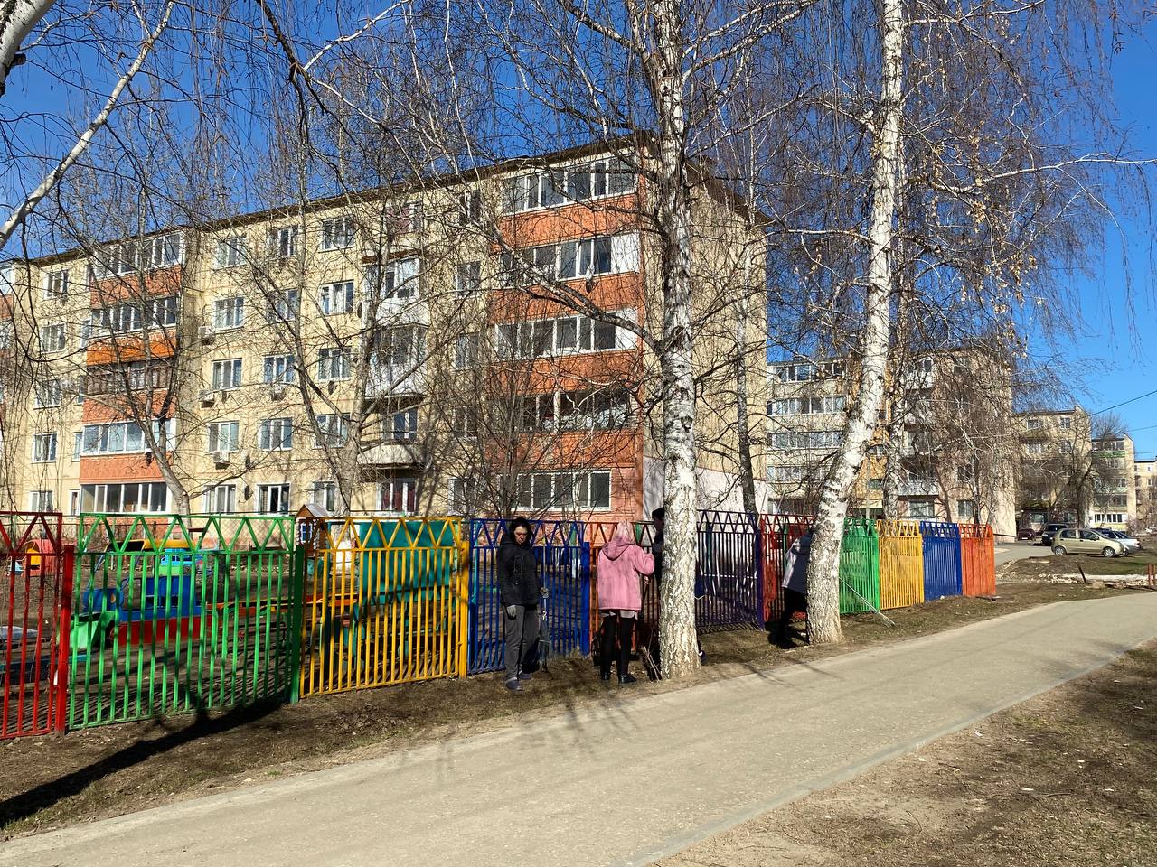 Специалисты администрации района присоединились к месячнику по благоустройству