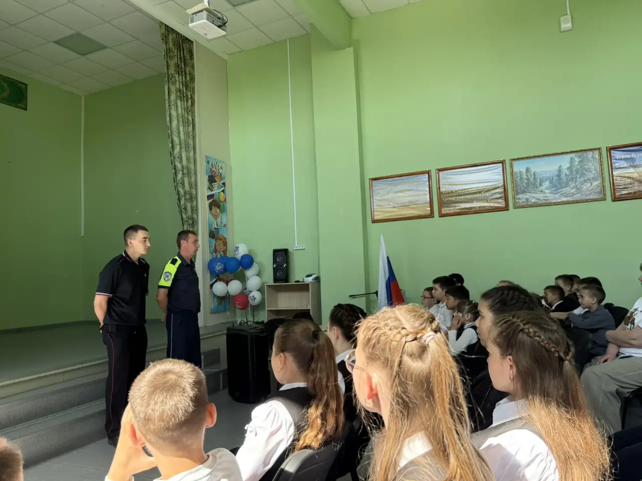Сотрудники Госавтоинспекции в рамках акции «Внимание, летние каникулы!» проводят профилактические беседы